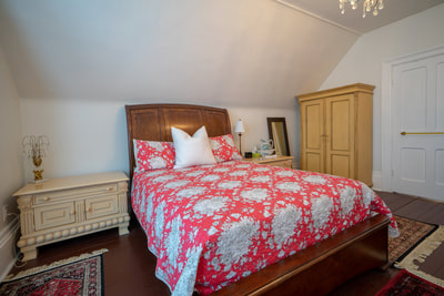 Queen sized sleigh bed and old-fashioned wardrobe at MacNamara House B&B